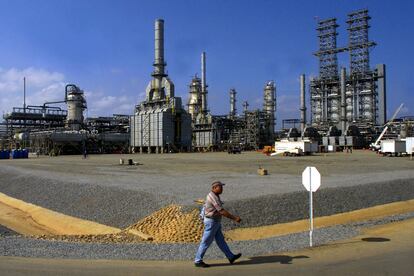 Un trabajador camina frente a una refinería en Anzoategui, Venezuela, en una imagen de archivo.