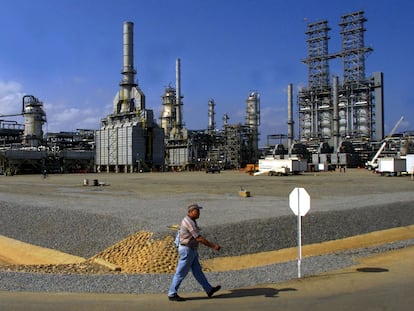 Un trabajador camina frente a una refinería en Anzoategui, Venezuela, en una imagen de archivo.