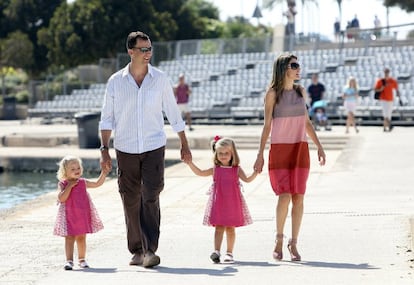 En la imagen, el aún príncipe Felipe y Letizia pasean junto a sus dos hijas, Leonor y Sofía, en Palma de Mallorca en agosto de 2009.