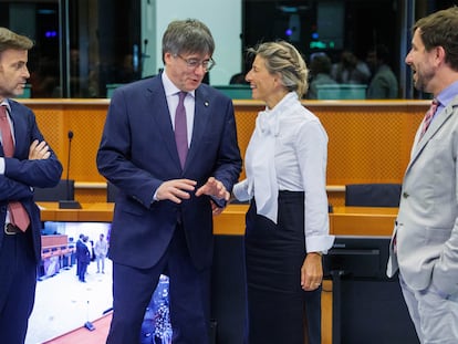 En el centro, Carles Puigdemont conversa con Yolanda Díaz en Bruselas, el lunes.