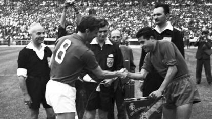Los capitanes de la selección española, Olivella (a la derecha), y de la soviética, Jusainov, se saludan antes del comienzo del encuentro de la final de la Copa de Europa de Naciones en el estadio Santiago Bernabéu.