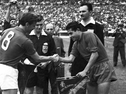 Los capitanes de la selección española, Olivella (a la derecha), y de la soviética, Jusainov, se saludan antes del comienzo del encuentro de la final de la Copa de Europa de Naciones en el estadio Santiago Bernabéu.