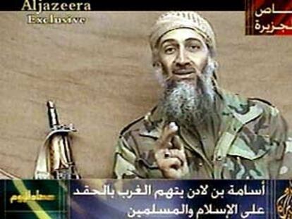 Imágenes del nuevo vídeo protagonizado por Bin Laden difundido por la emisora Al Yazira.