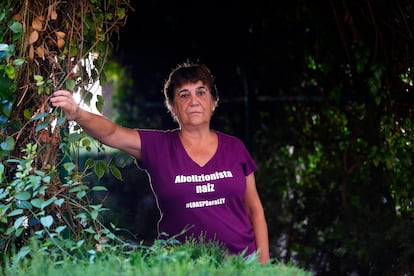 Charo Carracedo, abogada feminista y una de las redactoras del proyecto de ley abolicionista de la prostitución fotografiada en Villajoyosa este sábado. 