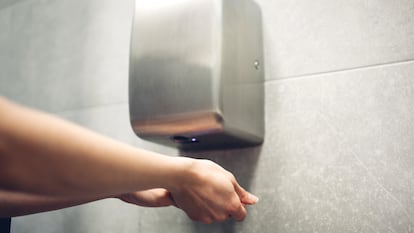 Incluyen sistemas inteligentes que regulan el calor del aire en función de la temperatura ambiente para no dañar las manos.GETTY IMAGES.