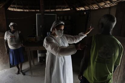 La trabajadora de salud Rosemeire Bezerra aplica una dosis de la vacuna Sinovac a un residente de la comunidad Kalunga Vao de Almas.