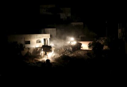 Bulldozers israelíes durante los trabajos de demolición de casas palestinas en la ciudad cisjordana de Jenin.