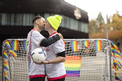 -FOTODELDÍA- ZÚRICH, 08/11/2022.- Dos protestantes se besan este martes durante una manifestación para concienciar sobre los derechos humanos de las personas LGTBI+ en Qatar, enfrente del museo de la FIFA en Zúrich, Suiza. EFE/ Michael Buholzer