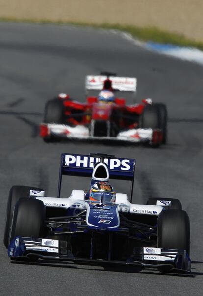 En primer plano, el piloto de Williams, Hulkenberg, y detrás, Alonso.
