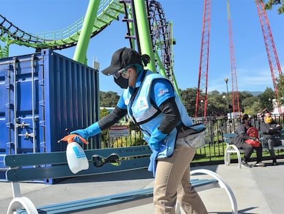 Una trabajadora de un parque de atracciones durante los trabajos para la reapertura, en Ciudad de México.