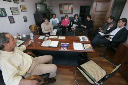 José Antonio Martín, en primer plano, celebrando en su despacho la reunión matinal con sus colaboradores.