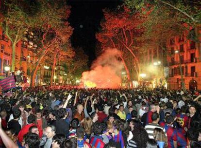 Miles de aficionados del Barça festejan el triunfo en Canaletes.