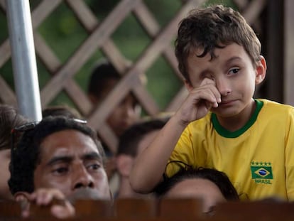 Garoto chora durante confusão no único treino aberto da seleção brasileira.