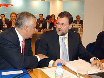 Rajoy charla con Arenas durante la reunión de la Junta Directiva Nacional del PP.