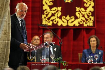 Juan Roig tomó la palabra en el salón de columnas de la Lonja de Valencia ante la Reina y el presidente de la Generalitat.