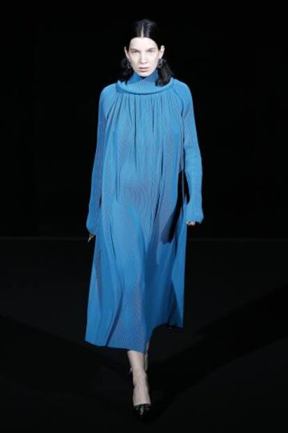Una modelo, durante el desfile de Balenciaga.