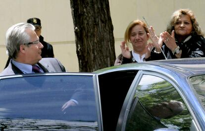 Compañeras Baltasar Garzón despiden al juez,  en el exterior de la Audiencia Nacional.