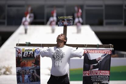 Una persona protesta en Brasilia por la corrupción en Petrobras.
