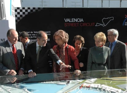 Francisco Camps, y la alcaldesa de Valencia, Rita Barberá, explicaron a don Juan Carlos, doña Sofía, la vicepresidenta del Gobierno, Mª Teresa Fernández de la Vega, y el Ministro de Industria, Turismo y Comercio Joan Clos los detalles del nuevo circuito que acogerá en Valencia el Gran Premio de Fórmula 1.