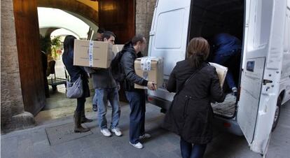Agentes judiciales extraen documentos de dependencias de la Consejería de Justicia y Bienestar Social.