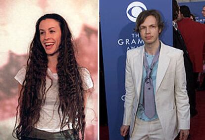 Los cantantes Beck (izquierda) y Alanis Morissette.