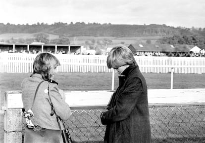 Camilla Parker Bowles (izquierda) y Diana Spencer, en una carrera de caballos antes de la boda de la segunda con Carlos de Inglaterra.