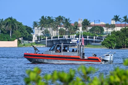 Lanchas patrullan las inmediaciones de Mar-a-Lago, donde reside el candidato republicano. 