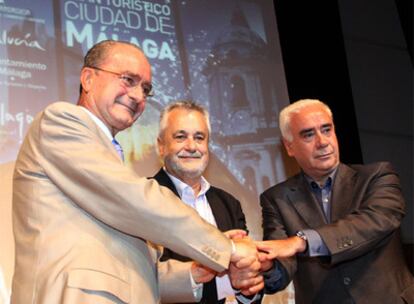 De izquierda a derecha, Francisco de la Torre, José Antonio Griñán y Luciano Alonso, ayer tras firmar el plan turístico Ciudad de Málaga.