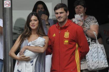 Sara Carbonero e Iker Casillas de la clinica Ruber con su hijo Lucas nacido el pasado 2 de junio.