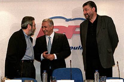 Cándido Méndez, Javier Arenas y José María Fidalgo, ayer, en la sede central del PP.