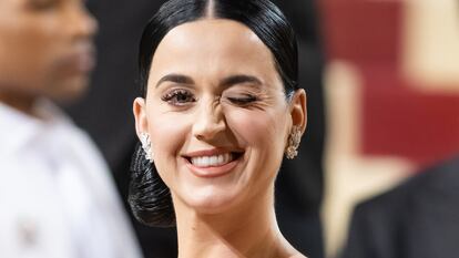 Katy Perry guiña el ojo a los fotógrafos en la alfombra roja de la Met Gala 2022.