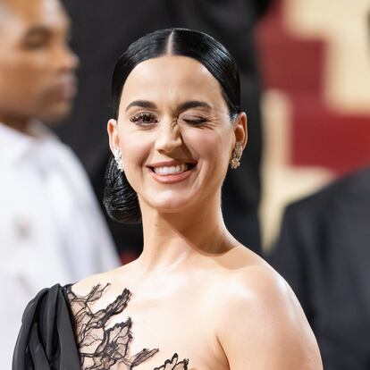 Katy Perry guiña el ojo a los fotógrafos en la alfombra roja de la Met Gala 2022.