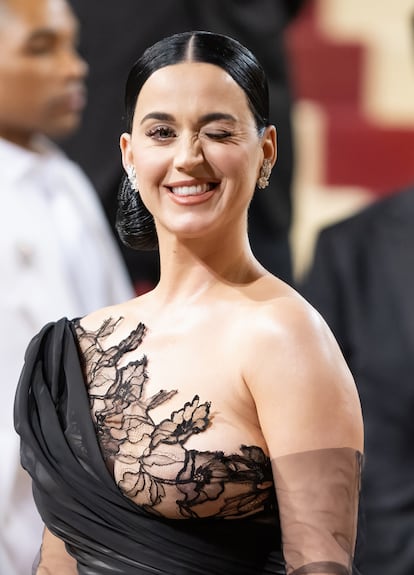 Katy Perry guiña el ojo a los fotógrafos en la alfombra roja de la Met Gala 2022.