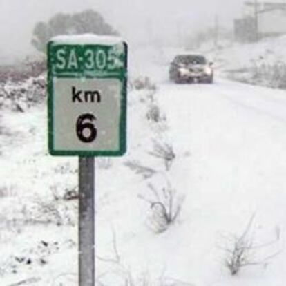 Aspecto de la carretera SA-305, que une las localidades salmantinas de La Fuente de San Esteban y Ledesma.