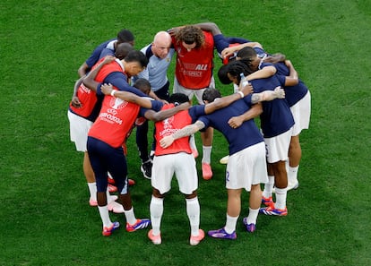 Rondo de los jugadores franceses antes del partido. 