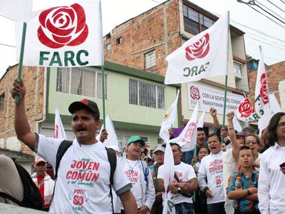 Simpatizantes del partido de la exguerrilla de las FARC en el acto de campa&ntilde;a para las elecciones legislativas en Colombia.