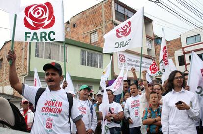 Simpatizantes del partido de la exguerrilla de las FARC en el acto de campa&ntilde;a para las elecciones legislativas en Colombia.