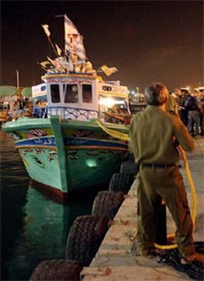 Soldados israelíes, cerca de la barca capturada ayer, en el puerto de Haifa.