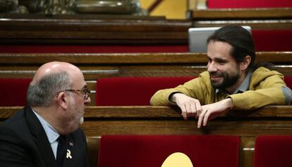 Eduard Pujol, el portavoz de Junts per Catalunya (der.) conversa con el diputado de ERC, Gerard Gómez del Moral en el Parlament