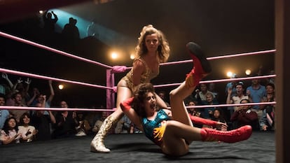 Una escena de la serie 'Glow'.