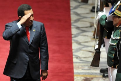 Hugo Chávez, ayer en Montevideo, a su llegada a la toma de posesión del presidente de Uruguay.