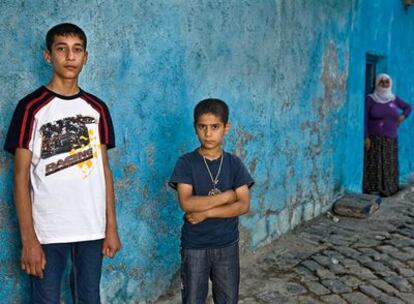 Mehmet y Suat
Hermanos, pero también socios con un objetivo: cuidar y dar cariño a su madre, enferma de cáncer. Desde que su padre les dejó, Mehmet y Suat, de 12 y 8 años, sintieron que se hacían un poquito mayores. Son musulmanes y viven con su madre y sus otros hermanos en un humilde barrio de Diyarbakir.