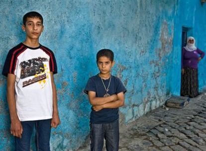 Mehmet y Suat 
 Hermanos, pero también socios con un objetivo: cuidar y dar cariño a su madre, enferma de cáncer. Desde que su padre les dejó, Mehmet y Suat, de 12 y 8 años, sintieron que se hacían un poquito mayores. Son musulmanes y viven con su madre y sus otros hermanos en un humilde barrio de Diyarbakir.