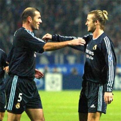Zidane felicita a Beckham tras el gol del inglés.