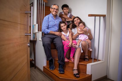 Las diferencias de adaptación a las clases a distancia se observan dentro de un mismo hogar. Lo saben Alejandro Ponce y su esposa Elizabeth Melero, ambos abogados, que tienen dos hijos en el San Ignacio: uno de 14 y otra de 9 años. “Tenemos las dos realidades. La pandemia consolidó la timidez del mayor, que comenzó a acostumbrarse al modo en línea, mientras la chica empezó a cansarse de las clases virtuales y lo único que quiere es volver al colegio”, relata el padre de esta familia, que reside en el municipio de La Florida, uno de los de mayor población del país.