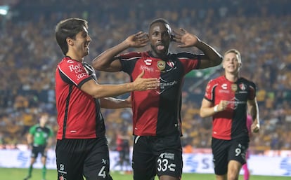 Julian Quiñónes celebra junto a José Abella uno de los goles contra Tigres, en las semifinales de la Liga MX.