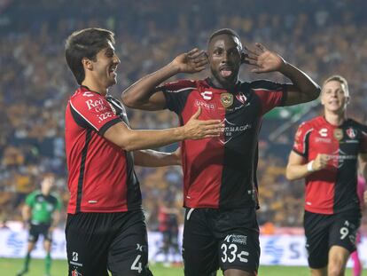 Julian Quiñónes celebra junto a José Abella uno de los goles contra Tigres, en las semifinales de la Liga MX.