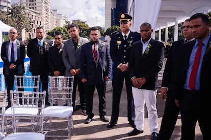 Los novios esperando a las novias.