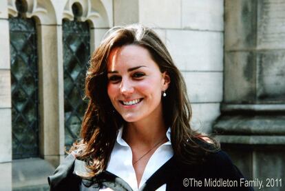 Kate Middleton posa sonriente ante el objetivo el 23 de junio de 2005, el día que se graduó en la Universidad de Sant Andrew. Guillermo y Kate se conocieron en 2001, cuando comenzaron a estudiar allí.