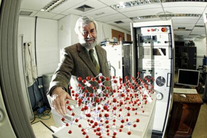 Miguel Ángel Alario y Franco, en el laboratorio de la Universidad Complutense donde es catedrático de Química Inorgánica.